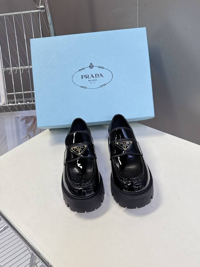 prada 普拉达最新款三角标厚底 乐福鞋皮鞋 超多明星网红种草 绝对是今年的大爆款贼好看 简约的鞋面设计 极具品牌辨识度的三角标点缀 细节拉满 上脚大气显腿瘦