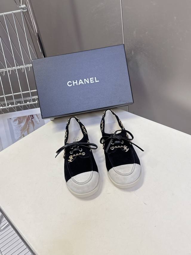 Chanel 香奈儿26C早春最新款拼色麂皮 乐福鞋 超多明星时尚博主种草 鞋底超软 无比舒适的豆豆鞋 日行万步脚不疼 小香这双平底休闲鞋 可以说是这几年最具设