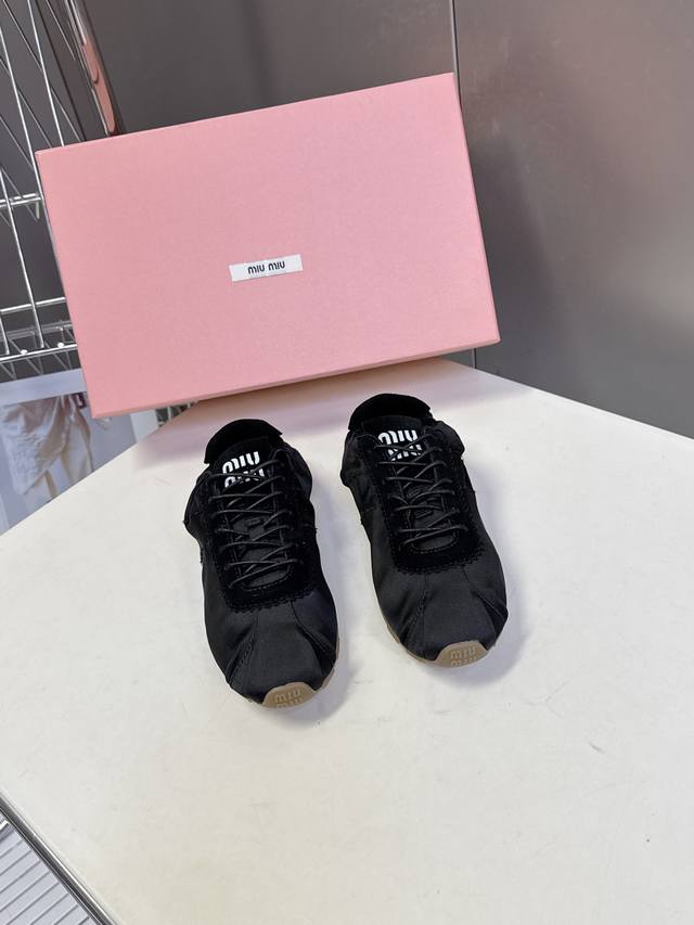 Miumiu缪缪春夏最新走秀款薄底鞋 休闲鞋 超多明星网红种草 国内外博主刷爆的一款 小红书种草系列 复古又时髦上脚美炸了 简约的运动板鞋设计，极具辨识度的鞋舌