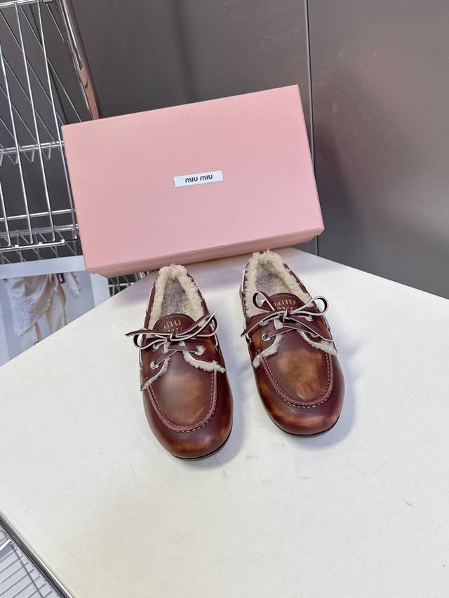 Miumiu缪缪秋冬最新款 豆豆鞋 毛毛鞋 超多明星网红种草 非常火的薄底设计元素 简简单单的擦色复古小牛皮Miu品牌Logo点缀 非常有辨识度 上脚超级百搭好