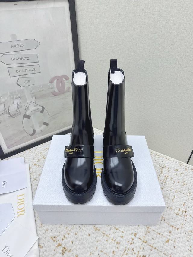 出厂 高版本 迪奥~D-Quest 及踝靴字母金属扣侧拉链厚底搭扣机车风 这款 D-Quest 及踝靴全新演绎经典机车风格 彰显 的高订风格经典标识 采用黑色牛