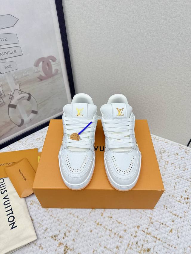 出厂 高版本 Lv Tarine路易威登 最新款驴牌 L家 情侣款 休闲 运动鞋 滑板鞋 原版购入开发 做货 本款 Lv Trainer 运动鞋取材粒面牛皮革，