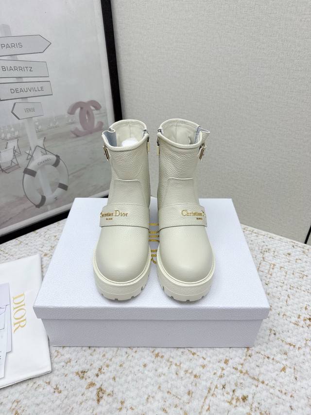 出厂 高版本 Dio*R迪奥2025Vs早秋经典爆款靴子系列 复古圆头短靴 原版复刻，细节完全区别，全新复古科技电绣风向标，时间抢眼，简约百搭不平凡 面料：原版