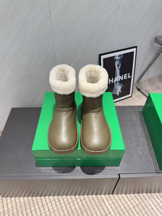 出厂： 独家顶级版本 Boteca Venta 2025Vs秋冬新款雪地靴系列 圆头厚底雪地靴 将品牌特有的设计风格融合进去 并赋予了冬季的温暖感 这搭配简直就