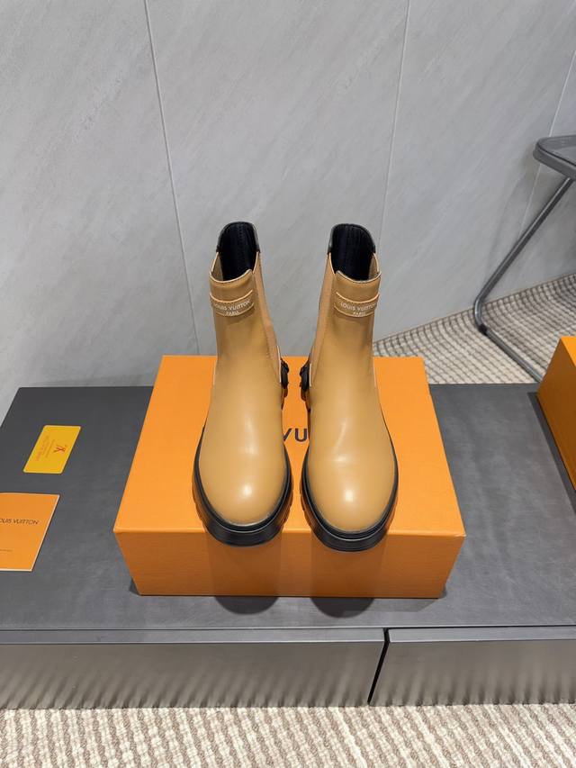 出厂: 独家顶级版本 L*V驴家2025Vs秋冬最新休闲靴子系列 圆头厚底松紧短靴 重工打造，法国代购原版回来，历经数月全部私模打造，确保所有用料、材质、制作工