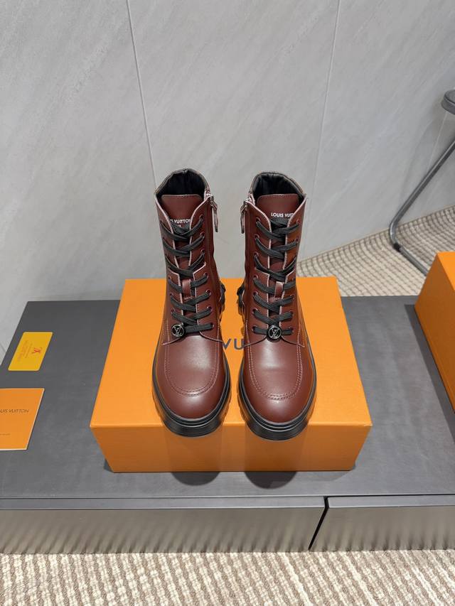 出厂: 独家顶级版本 L*V驴家2025Vs秋冬最新休闲靴子系列 圆头厚底绑带短靴 重工打造，法国代购原版回来，历经数月全部私模打造，确保所有用料、材质、制作工