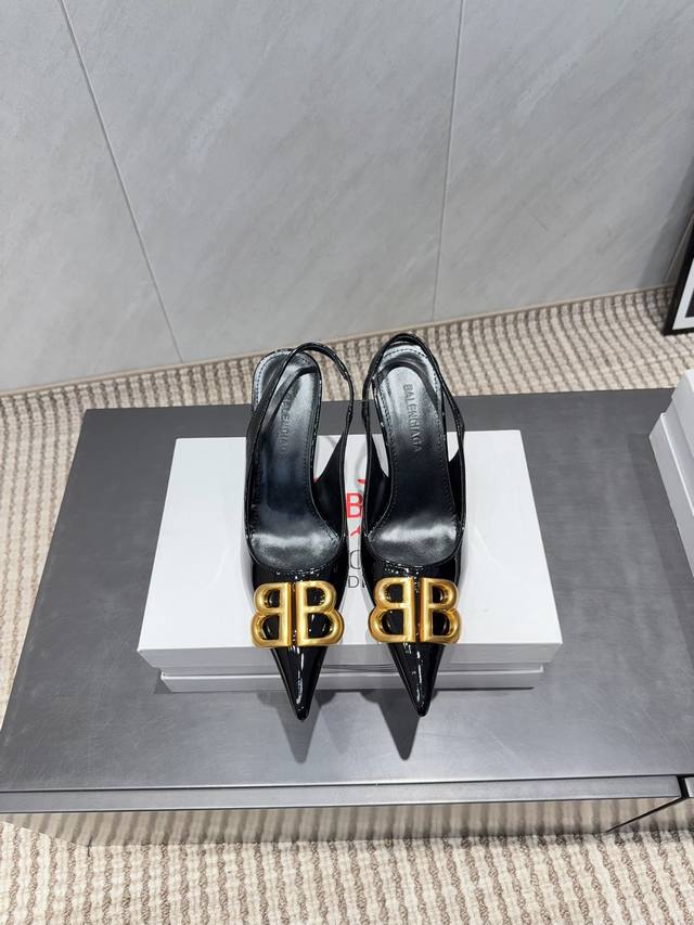 出厂: 独家顶级版本 B*Alenciag*A~2025Vs经典时装单鞋系列 尖头B字扣高跟单鞋 别具一格的脚膜造型深得女人心 可爱个性 上脚舒适柔软 优雅大方