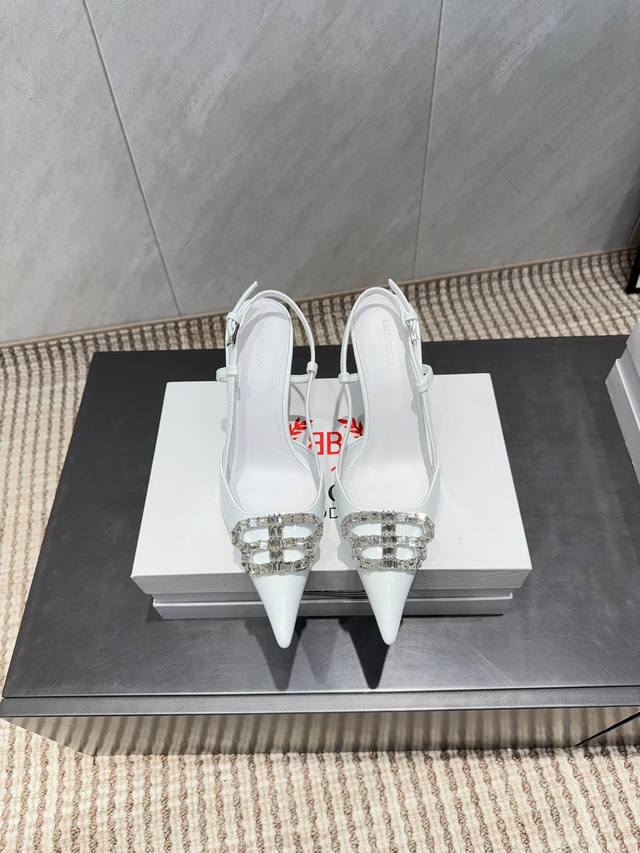 出厂: 独家顶级版本 B*Alenciag*A~2025Vs经典时装单鞋系列 尖头钻扣高跟单鞋 别具一格的脚膜造型深得女人心 可爱个性 上脚舒适柔软 优雅大方