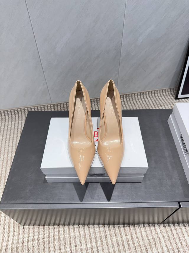 出厂: 独家顶级版本 B*Alenciag*A~2025Vs经典时装单鞋系列 尖头高跟单鞋 别具一格的脚膜造型深得女人心 可爱个性 上脚舒适柔软 优雅大方 潮人