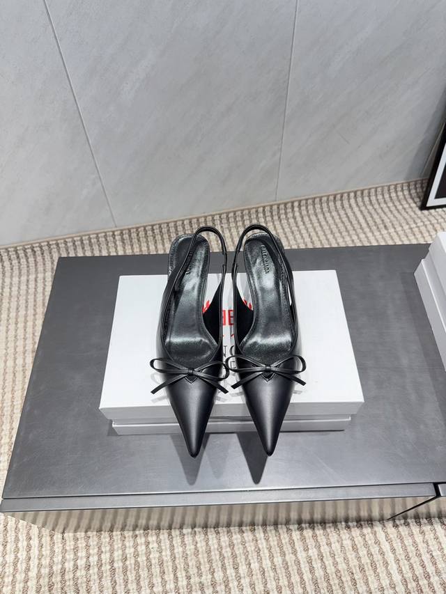 出厂: 独家顶级版本 B*Alenciag*A~2025Vs经典时装单鞋系列 尖头蝴蝶结单鞋 别具一格的脚膜造型深得女人心 可爱个性 上脚舒适柔软 优雅大方 潮