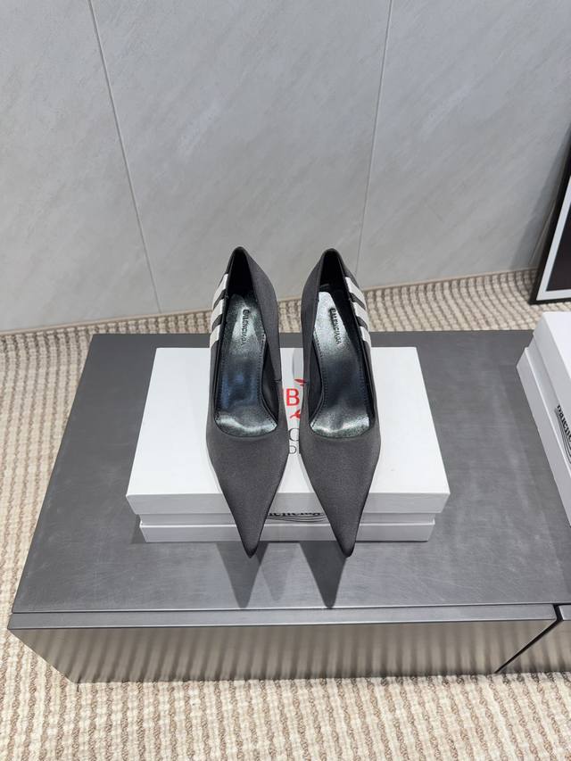 出厂: 独家顶级版本 B*Alenciag*A~2025Vs经典时装单鞋系列 尖头高跟单鞋 别具一格的脚膜造型深得女人心 可爱个性 上脚舒适柔软 优雅大方 潮人
