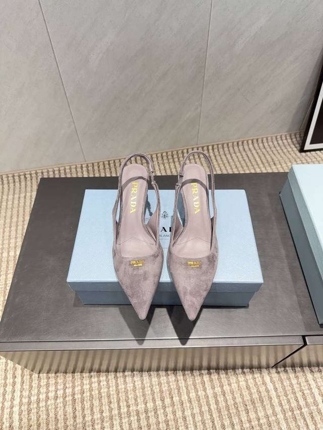 出厂: 独家顶级版本 pra*D普拉*达2025Vs最新走秀爆款时装单鞋系列 尖头中跟后空单鞋 prada春夏T台走秀网红同款＂造梦不夜城＂，prada能在重要