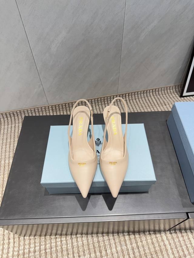 出厂: 独家顶级版本 pra*D普拉*达2025Vs最新走秀爆款时装单鞋系列 尖头中跟后空单鞋 prada春夏T台走秀网红同款＂造梦不夜城＂，prada能在重要