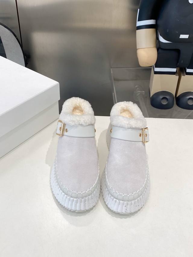 出厂 蔻依Chloe专柜同步上市新款休闲鞋。，春夏款广升 风靡整个时尚圈以来，多色多款，这款面料使用进口牛反绒，内里，采用真羊毛。，质地清爽透气不焖脚 时尚简约