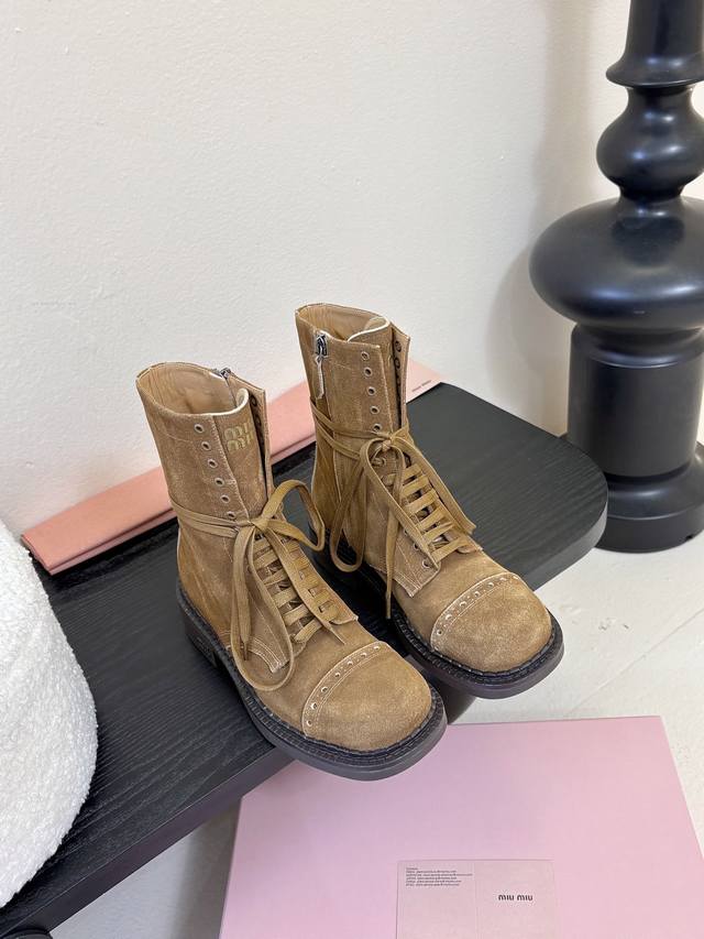 顶级 升级啦！独家代购级版本 Miu Mi* 24秋冬走秀款 机车风复古长靴 短靴 升级啦！太棒了！Miu做旧这块还是得我们！全网对版 最快 最新的来啦！今年秋