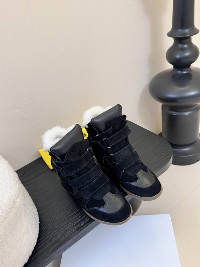 Isabel Maran*楔形增高加绒运动鞋 自带7Cm隐形楔形鞋跟，悄悄拉长腿型，同时保持运动鞋的舒适步态，不会像高跟鞋那样累脚。常用麂皮+皮革拼接，质感高级