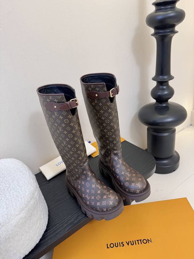 25Fw秋冬新款Louis Vuitton Lv Beaubourg高筒靴老花吊坠骑士靴厚底侧拉链长靴 本款 Lv Beaubourg高筒靴取材柔软粒面羊皮革，