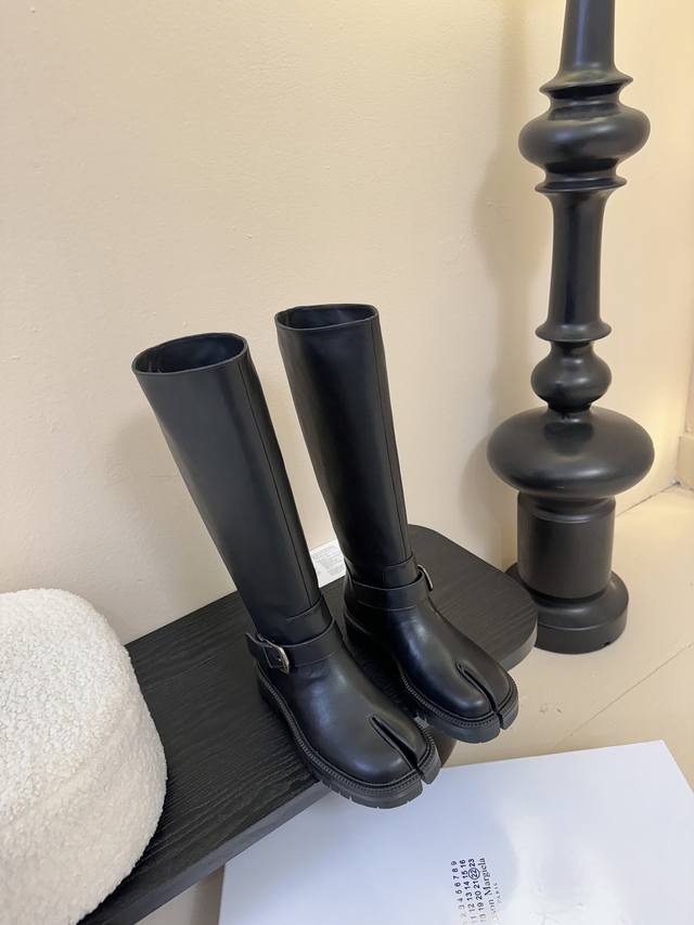 Maison Margiel*25Aw秋冬新款骑士分趾靴 鞋头采用分趾结构，复刻日式足袋的经典形态，极具辨识度，是先锋时尚的代表性元素。鞋面选用光泽感强的皮革材