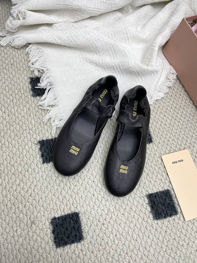 顶级版本 代购级别2025春夏时装周Miu Miu谬谬新出松紧芭蕾舞 鞋真的让人一整个心都融化除了中间夹着一颗钱币这种细节之外、鞋型整体都狠秀气不笨重、圆头 鞋
