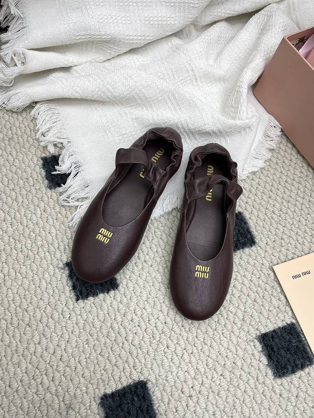 代购级别2025春夏时装周Miu Miu谬谬新出松紧芭蕾舞 鞋真的让人一整个心都融化除了中间夹着一颗钱币这种细节之外、鞋型整体都狠秀气不笨重、圆头 鞋面:进口羊