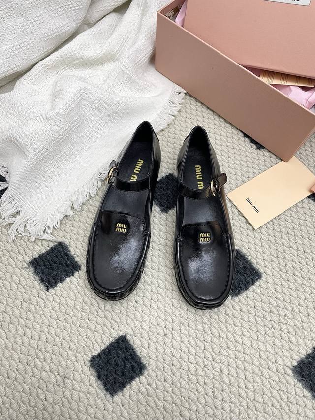 代购级 Miumiu2026早春新款 缪缪 复古玛丽珍鞋！ 当少女感碰撞复古肌理，这双鞋就是秋冬日衣橱的氛围开关，甜酷女孩的日常百搭牌。鞋头烫金“Miu Miu