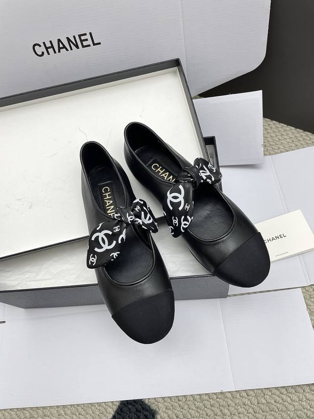 代购级飞机盒10 Chanel 25B新款蝴蝶结玛丽珍单鞋 这一季的鞋子都很棒耶！纯黑色玛丽珍上脚很舒服鞋面皮质也很软，不用担心会磨脚。兔耳朵也好可爱，黑白拼色