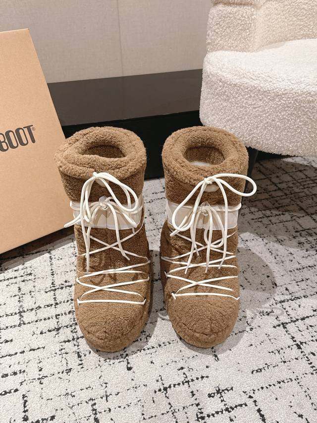 顶级版本 Moon Boot 25 Ss秋冬季新款毛绒长筒 雪地靴 毛毛靴 一双不分左右脚的鞋！超有特点！软软糯糯像面包这款毛绒靴的特点。全毛绒材质，保暖性强，
