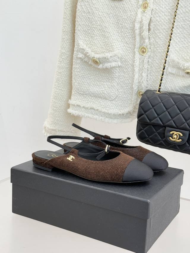 厂价 Chane*｜小香26C拼色双C平底 后空凉鞋 以Trompe-L’Il视觉艺术重构经典 让拼色成为夏日格调的注脚。 标志性双C金属扣点缀鞋面 简约后空设