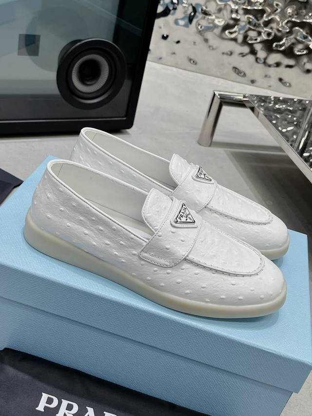 普拉达出厂价pp 情侣prada 乐福鞋半拖鞋 火爆系列 演绎都市风尚 设计彰显功能性与科技感 新颖压花橡胶三角形徽标展现品牌标志性元素 全牛皮鞋面，上脚无敌舒