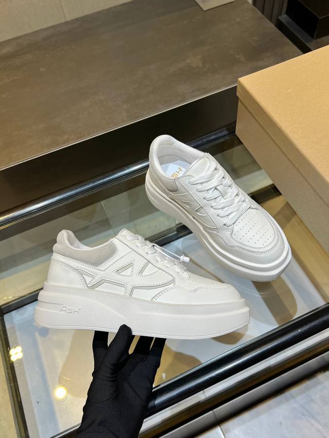 上新Ash 款号2506 秋季明星同款 休闲系列，简约设计的冲孔透气鞋身，搭配轻盈回弹增高鞋底。 面料:头层牛皮+牛反绒 鞋底：橡胶发泡大底 内里：羊皮 码数：
