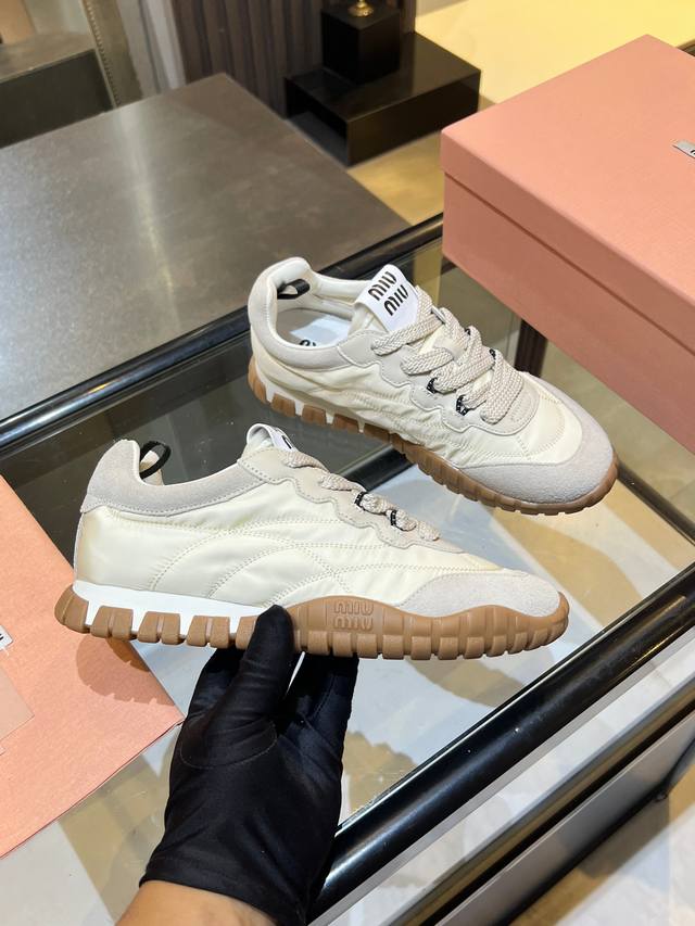 Miumiu 缪缪2025早春新品科技面料和绒面小牛皮轮胎运动鞋情侣款35--45 该轮胎纹底结合了优雅和运动功能。动态、柔韧且耐用的橡胶鞋底让人想起轮胎的图案