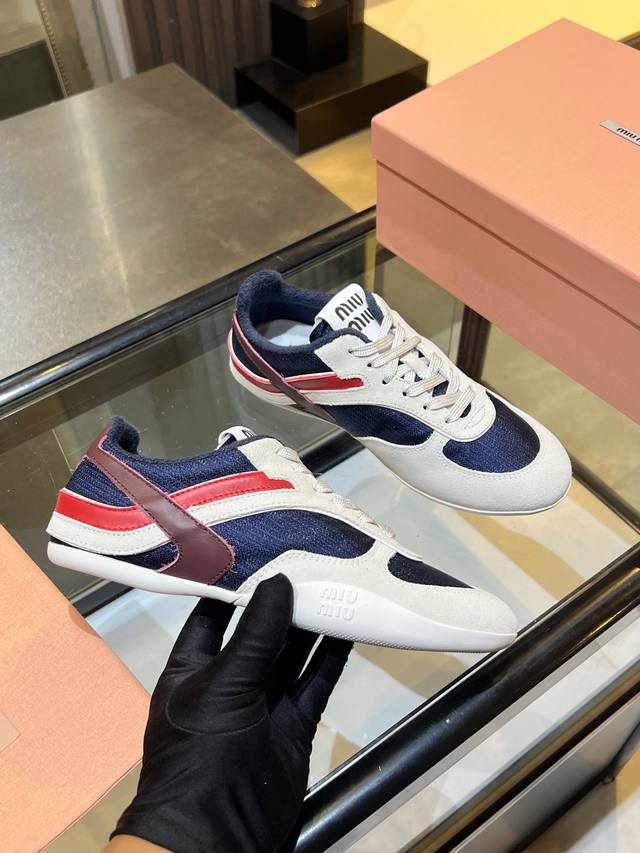 Miumiu缪缪时装周Miu Miu 2025春夏系列秀场 这双运动鞋引起关注，Miu Miu 与 New Balance 合作系列无疑是近几年最成功的运动鞋单