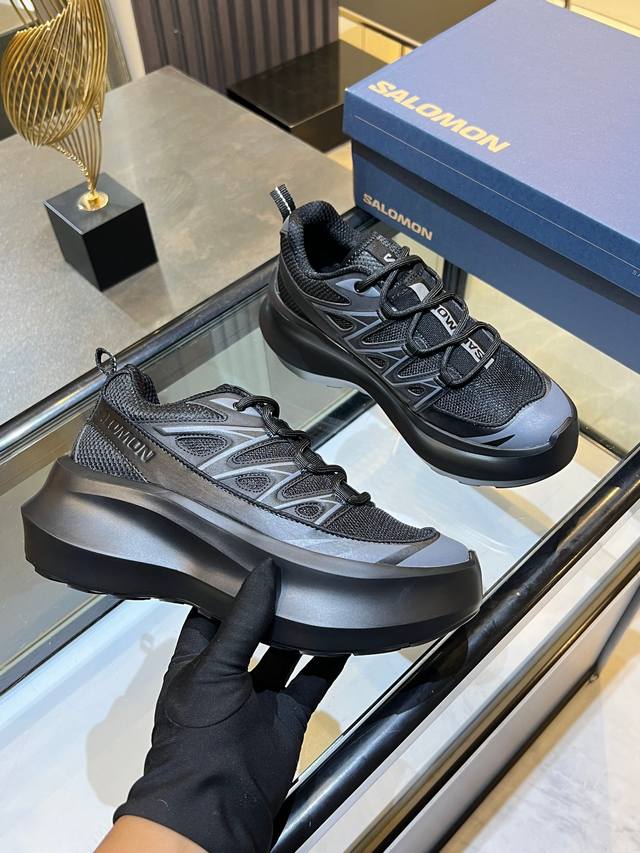 网面轻便松糕厚底休闲老爹鞋，鞋身多处线条勾勒细节立体感十足，为休闲造型增添时尚气质！ 码数：35-40 鞋面：进口超仟 内里：弹力网 垫脚：网布 大底：发泡大底