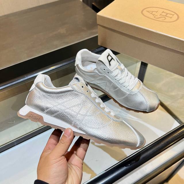 上新Ash 款号 偏大半码 春季新款Kasar真皮运动休闲鞋女平底百搭舒适轻便板鞋 面料:摔纹牛皮 鞋底：橡胶+发泡组合大底 内里：猪皮 码数:35-40 40