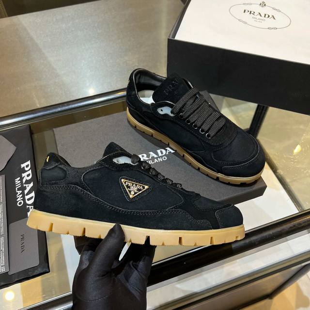 新款真皮平底三角休闲驾车鞋运动跑步鞋软底德训鞋 厚底舒适休闲款，上脚超级百搭而且超级舒适是厚底款但是上脚一点都不沉重非常轻便，套上袜套搭配更好看，而且还是明星同