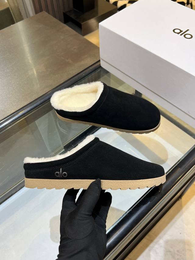 冬天穿出去有一种慵懒的感觉，好搭配，颜值在线你值得拥有 极简设计特别好穿，跟脚又舒服，不是虚有其表，脚底还有乳胶软垫支撑。 面料:牛反绒 内里:羊毛里 垫脚:羊