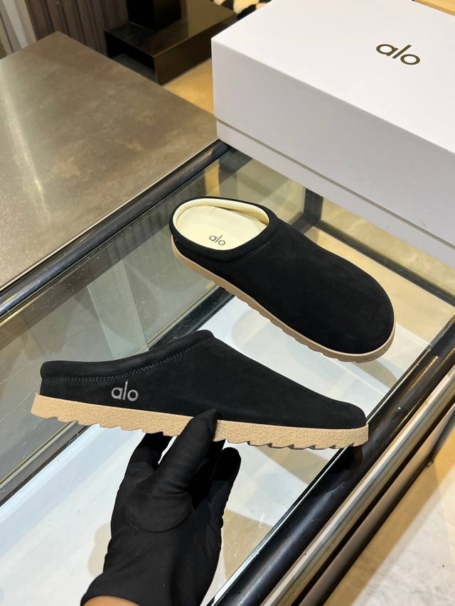 冬天穿出去有一种慵懒的感觉，好搭配，颜值在线你值得拥有 极简设计特别好穿，跟脚又舒服，不是虚有其表，脚底还有乳胶软垫支撑。 面料:牛反绒 内里:羊皮里 垫脚:羊