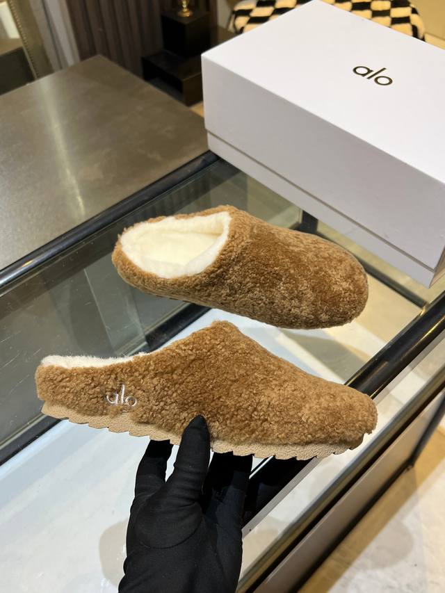 冬天穿出去有一种慵懒的感觉，好搭配，颜值在线你值得拥有 极简设计特别好穿，跟脚又舒服，不是虚有其表，脚底还有乳胶软垫支撑。 面料:羊毛卷 内里:羊毛里 垫脚:羊