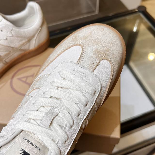 上新Ash 款号032 明星同款 休闲系列，简约设计的透气鞋身，搭配轻盈回弹增高鞋底。 面料：头层牛皮+羊皮 鞋底：橡胶大底 底高3Cm 内里：羊皮 码数：35