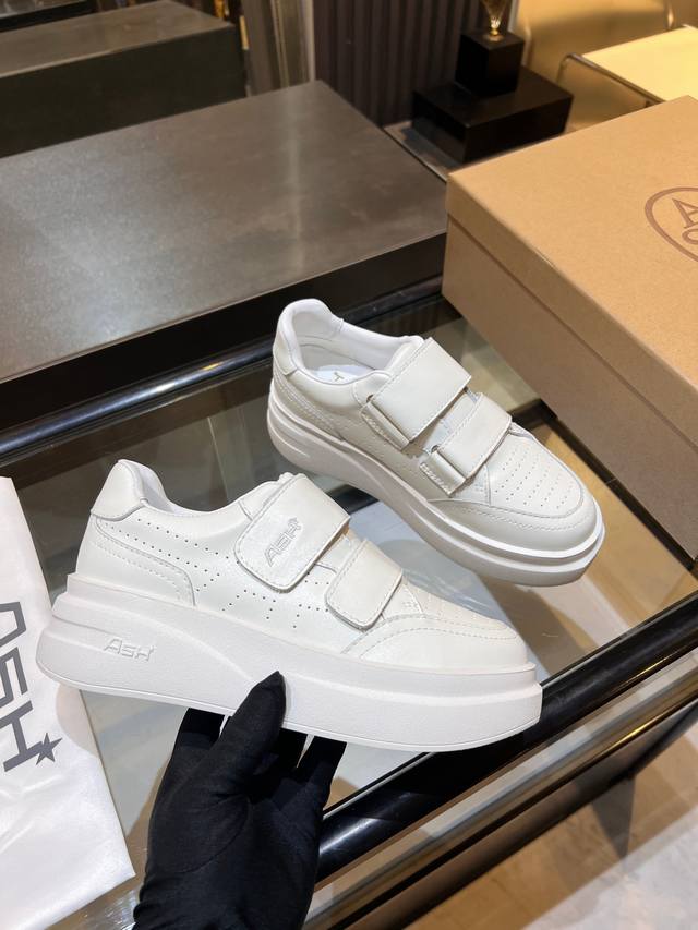 上新Ash 款号029 3 秋季明星同款 休闲系列，简约设计的冲孔透气鞋身，搭配轻盈回弹增高鞋底。 面料:头层牛皮+羊皮 鞋底：橡胶发泡大底 内里：羊皮 码数：