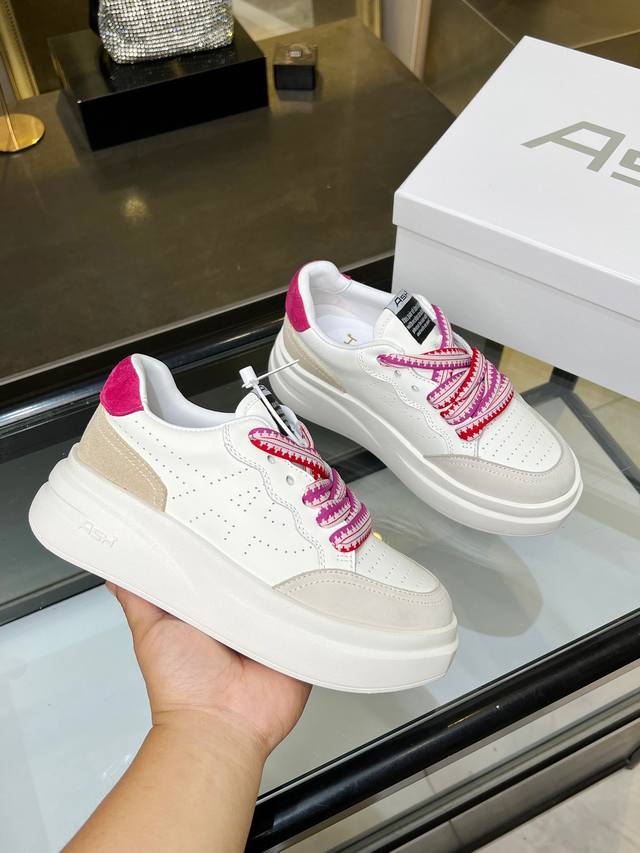 上新Ash 款号029-2 秋季明星同款 休闲系列，简约设计的冲孔透气鞋身，搭配轻盈回弹增高鞋底。 面料:头层牛皮+牛反绒 鞋底：橡胶发泡大底 内里：羊皮 码数