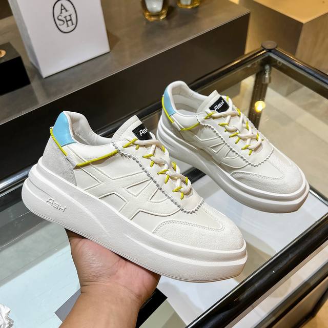 上新Ash 款号023 秋季明星同款 休闲系列，简约设计的冲孔透气鞋身，搭配轻盈回弹增高鞋底。 鞋底：橡胶发泡大底面料： 头层牛皮+牛反绒内里：羊皮 颜色：黑色