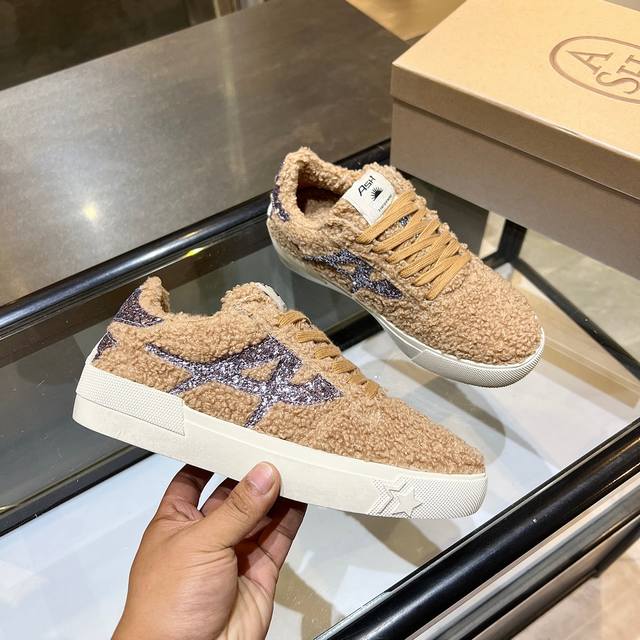 上新Ash 款号036 意大利轻奢潮牌复古脏脏小白鞋明星同款休闲系列，搭配轻盈回弹增高鞋底大底做旧复古效果。 面料：仿泰迪绒毛+格利特亮片 鞋底：橡胶大底 内里