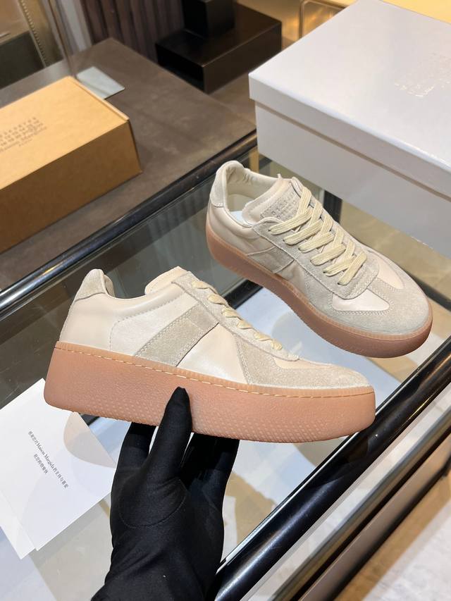 编号:2512 面料:原版定制进口牛皮 内里:进口柔软羊皮里 大底:原版开模橡胶材质 底厚:5Cm Size: 女款35-40 出厂价pp￥