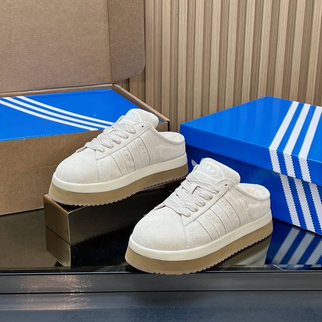 顶级品质 Adida*S 25Ss 三叶草面包后底毛绒绒拖鞋 鞋面采用麂皮材质，质感细腻且耐磨；鞋内填充毛绒材质，保暖性佳，适合冬季穿。有白色、粉色、棕色、黑色