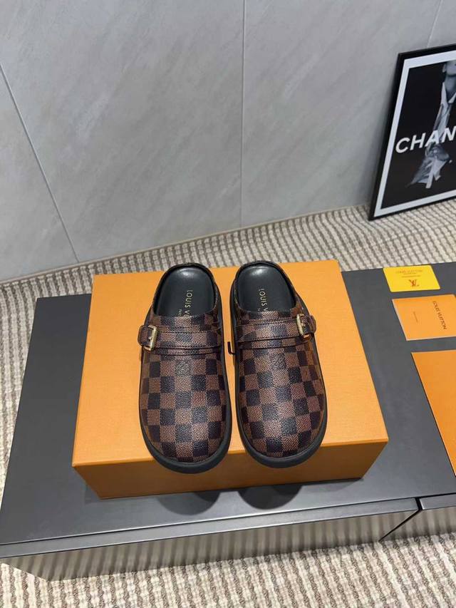 Louis Vuitton Lv 25Ss新款勃肯拖鞋 可可爱爱、脚感简直不要太好 侧面Logo扣点睛之笔 简约又高级 露跟设计 即穿即走 懒人福音 上脚效果极