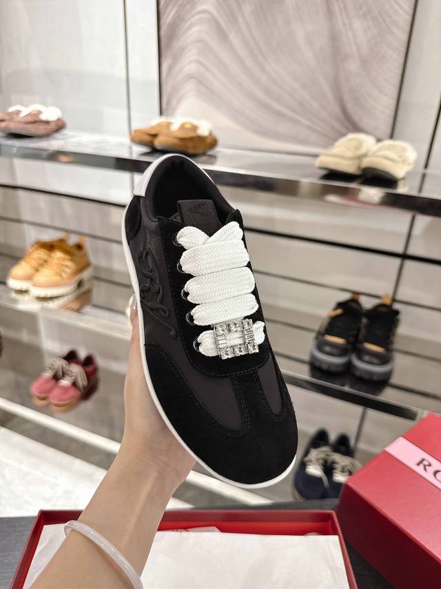 新款Viv Low运动休闲鞋以前面的金属饰扣和侧边的字母图案刺绣吸引眼球，绒面皮革拼丝缎制成，橡胶鞋底从Viv' Run系列汲取灵感。柔软又轻便，兼具淑女风格和