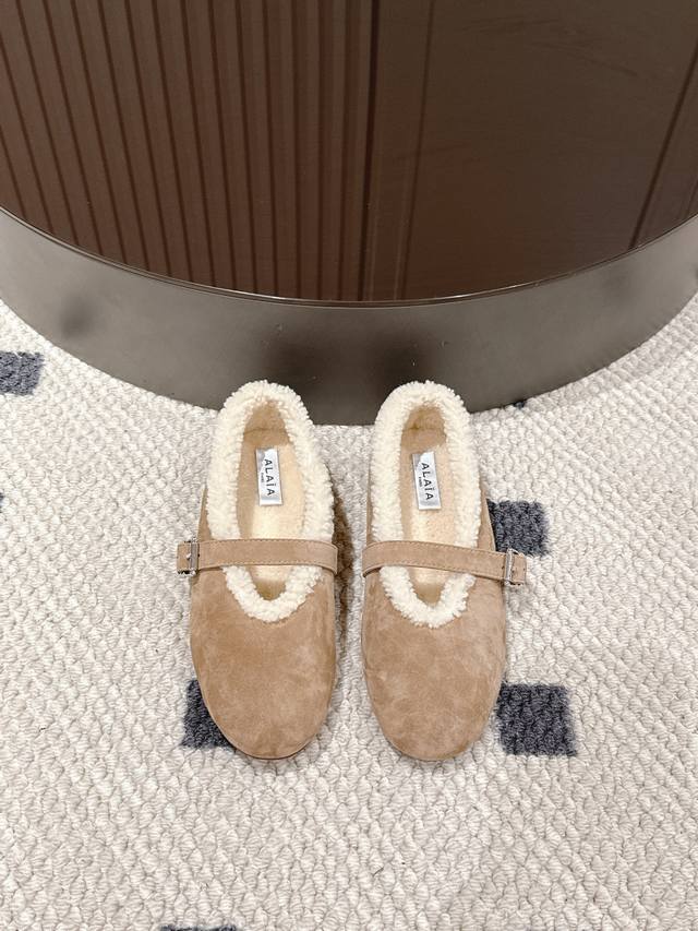 35-40 41定做 2025 Alaia爆款玛丽珍来啦！冬天也能把玛丽珍穿得又暖又美 谁是玛丽珍控？看到这双直接走不动路！羊毛内里软乎乎的，把脚裹在温暖里，麂