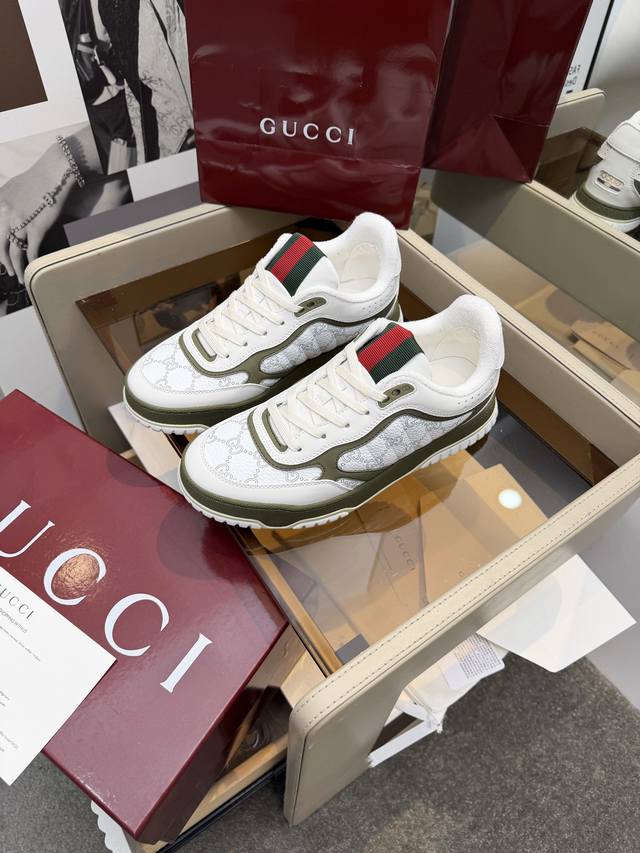 G家休闲系列全新系列继续从其他时代的日常生活中寻找灵感,并融入当下的设计精髓进口头层粒面牛皮制作,饰以经典双 G 字母扣尽显深厚的品牌标识内涵 面料:全粒面进口