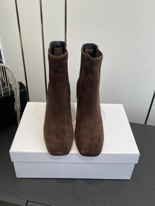 迪奥 秋冬新款 粗跟短靴 这款 D-Shadow高跟套筒靴子 双层松紧 秋冬搭配 8Cm、圆柱形鞋跟和鞋跟品牌特色细节电度片彰显时尚高雅的魅力。 面料混种羊皮+